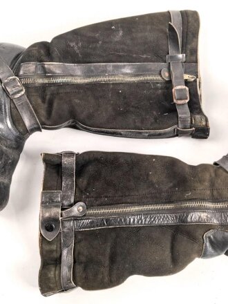 Luftwaffe, Paar Stiefel für fliegendes Personal.  Ausführung mit jeweils zwei Reissverschlüssen. Ungereinigtes Paar, Reissverschlüsse gängig, Innenfutter mottig. Neu besohlt, Sohlenlänge 30cm