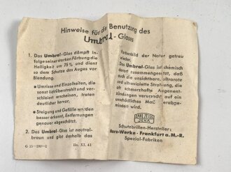 Allgemeine Schutz Brille Wehrmacht in Kunstlederhülle, ungetragenes Stück mit dunklen Ultrasin Gläsern. Hinweiszette mit Druckvermerk von 1941