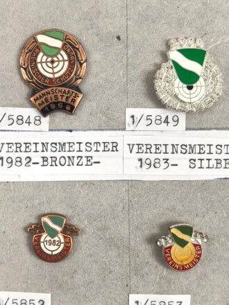 Deutschland nach 1945, Sammlung  Abzeichen zum Thema " Rheinischer Schützenbund" , jeweils auf Karton befestigt