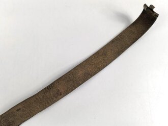 Koppel für Angehörige der SA, schmale Ausführung 38mm. Messingschloss mit auf der Spitze stehendem Hakenkreuz, der dunkelbraune Riemen mit einer Gesamtlänge von 79cm