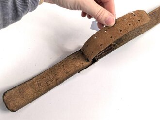 Koppel für Angehörige der SA, schmale Ausführung 38mm. Messingschloss mit auf der Spitze stehendem Hakenkreuz, der dunkelbraune Riemen mit einer Gesamtlänge von 79cm