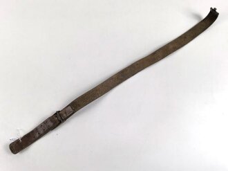 Koppel für Angehörige der SA, schmale Ausführung 38mm. Messingschloss mit auf der Spitze stehendem Hakenkreuz, der dunkelbraune Riemen mit einer Gesamtlänge von 79cm