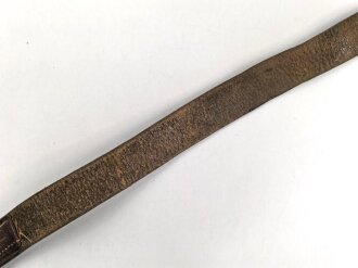 Koppel für Angehörige der SA, schmale Ausführung 38mm. Messingschloss mit auf der Spitze stehendem Hakenkreuz, der dunkelbraune Riemen mit einer Gesamtlänge von 79cm