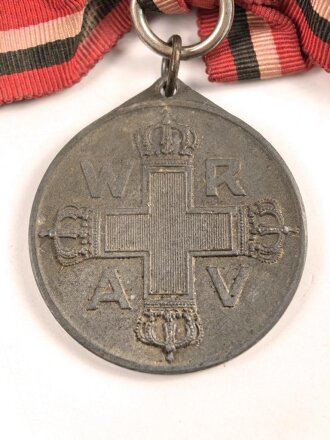 Preussen, Rot Kreuz Medaille 3.Klasse aus Kriegsmetall, an unrichtiger Öse und vermutlich neuzeitlicher Damenschleife