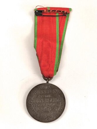 Bayern, Medaille "Zur Erinnerung an die goldene Hochzeit 20.Febr.1918" versilbert, am Band