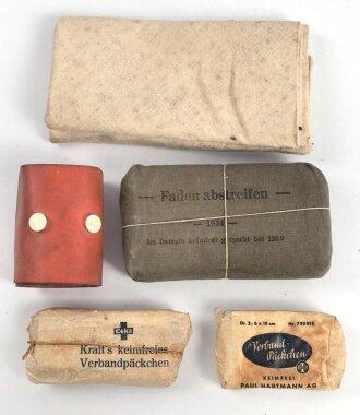 Koppeltasche für Sanitäter der Wehrmacht. Ungereinigtes Stück, datiert 1937, mit ursprünglich wohl nicht zugehörigem Inhalt