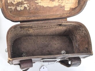 Koppeltasche für Sanitäter der Wehrmacht. Ungereinigtes Stück, datiert 1937, mit ursprünglich wohl nicht zugehörigem Inhalt