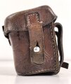 Koppeltasche für Sanitäter der Wehrmacht. Ungereinigtes Stück, datiert 1937, mit ursprünglich wohl nicht zugehörigem Inhalt