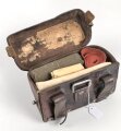 Koppeltasche für Sanitäter der Wehrmacht. Ungereinigtes Stück, datiert 1937, mit ursprünglich wohl nicht zugehörigem Inhalt