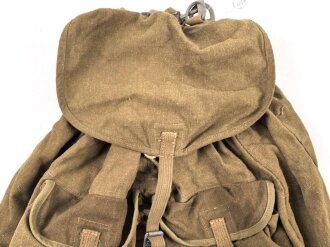 Tropenrucksack für Angehörige des Heeres datiert 1942. Leicht getragenes Stück, zwei Brotbeutelriemen als Trageriemen umfunktioniert