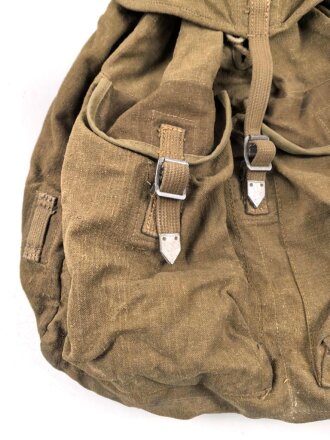 Tropenrucksack für Angehörige des Heeres datiert 1942. Leicht getragenes Stück, zwei Brotbeutelriemen als Trageriemen umfunktioniert