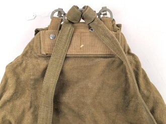 Tropenrucksack für Angehörige des Heeres datiert 1942. Leicht getragenes Stück, zwei Brotbeutelriemen als Trageriemen umfunktioniert