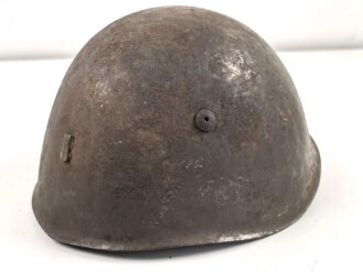 Italien, Stahlhelm Modell 1933. Originallack, ungereinigt. Variante mit vorderseitiger Einschubvorrichtung, ein Teil des Kinnriemen in alter Zeit ergänzt