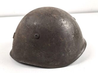 Italien, Stahlhelm Modell 1933. Originallack, ungereinigt. Variante mit vorderseitiger Einschubvorrichtung, ein Teil des Kinnriemen in alter Zeit ergänzt