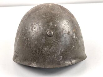 Italien, Stahlhelm Modell 1933. Originallack, ungereinigt. Variante mit vorderseitiger Einschubvorrichtung, ein Teil des Kinnriemen in alter Zeit ergänzt