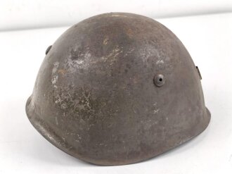 Italien, Stahlhelm Modell 1933. Originallack, ungereinigt. Variante mit vorderseitiger Einschubvorrichtung, ein Teil des Kinnriemen in alter Zeit ergänzt