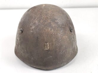 Italien, Stahlhelm Modell 1933. Originallack, ungereinigt. Variante mit vorderseitiger Einschubvorrichtung, ein Teil des Kinnriemen in alter Zeit ergänzt