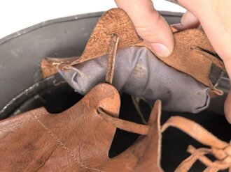 Schweden, Stahlhelm M21/26. Von der schwedischen Armee überlackiertes Stück in gutem Gesamtzustand