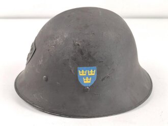 Schweden, Stahlhelm M21/26. Von der schwedischen Armee überlackiertes Stück in gutem Gesamtzustand