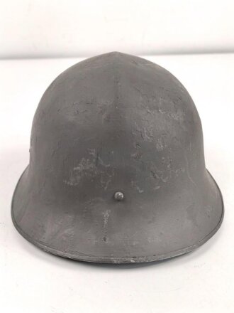 Schweden, Stahlhelm M21/26. Von der schwedischen Armee überlackiertes Stück in gutem Gesamtzustand