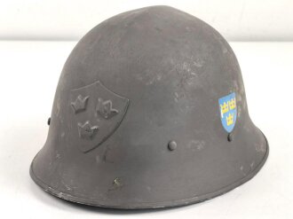 Schweden, Stahlhelm M21/26. Von der schwedischen Armee überlackiertes Stück in gutem Gesamtzustand