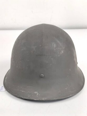 Schweden, Stahlhelm M21/26. Von der schwedischen Armee überlackiertes Stück in gutem Gesamtzustand