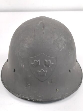 Schweden, Stahlhelm M21/26. Von der schwedischen Armee überlackiertes Stück in gutem Gesamtzustand