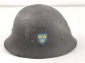 Schweden, Stahlhelm M21/26. Von der schwedischen Armee überlackiertes Stück in gutem Gesamtzustand