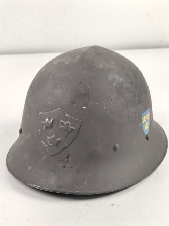 Schweden, Stahlhelm M21/26. Von der schwedischen Armee überlackiertes Stück in gutem Gesamtzustand