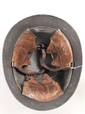 Schweden, Stahlhelm M21/26. Von der schwedischen Armee überlackiertes Stück in gutem Gesamtzustand