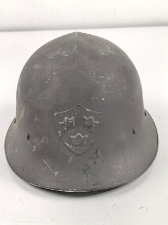 Schweden, Stahlhelm M21/26. Von der schwedischen Armee überlackiertes Stück in gutem Gesamtzustand