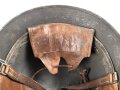 Schweden, Stahlhelm M21/26. Von der schwedischen Armee überlackiertes Stück in gutem Gesamtzustand