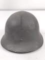 Schweden, Stahlhelm M21/26. Von der schwedischen Armee überlackiertes Stück in gutem Gesamtzustand