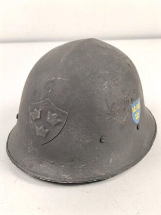 Schweden, Stahlhelm M21/26. Von der schwedischen Armee überlackiertes Stück in gutem Gesamtzustand