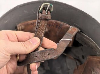 Schweden, Stahlhelm M21/26. Von der schwedischen Armee überlackiertes Stück in gutem Gesamtzustand