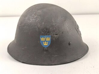 Schweden, Stahlhelm M21/26. Von der schwedischen Armee überlackiertes Stück in gutem Gesamtzustand