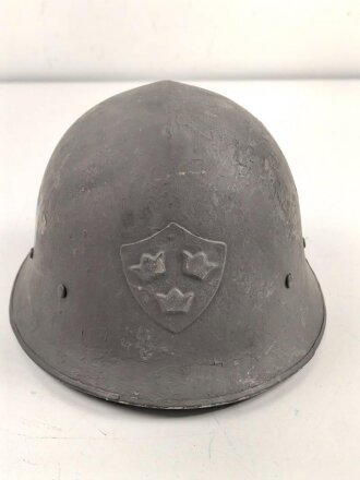 Schweden, Stahlhelm M21/26. Von der schwedischen Armee überlackiertes Stück in gutem Gesamtzustand