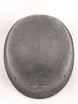 Schweden, Stahlhelm M21/26. Von der schwedischen Armee überlackiertes Stück in gutem Gesamtzustand