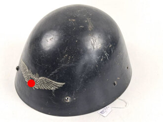 Tschechoslowakei 2.Weltkrieg, Stahlhelm M32/34. Innenfutter und Kinnriemen fehlen, als Beutestück blau überlackiert und so für Luftschutzzwecke verwendet, Das Abzeichen in gutem Zustand