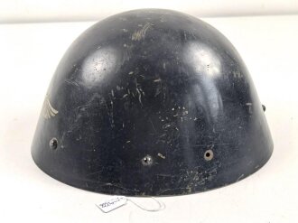 Tschechoslowakei 2.Weltkrieg, Stahlhelm M32/34. Innenfutter und Kinnriemen fehlen, als Beutestück blau überlackiert und so für Luftschutzzwecke verwendet, Das Abzeichen in gutem Zustand