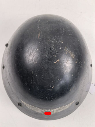 Tschechoslowakei 2.Weltkrieg, Stahlhelm M32/34. Innenfutter und Kinnriemen fehlen, als Beutestück blau überlackiert und so für Luftschutzzwecke verwendet, Das Abzeichen in gutem Zustand