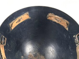 Tschechoslowakei 2.Weltkrieg, Stahlhelm M32/34. Innenfutter und Kinnriemen fehlen, als Beutestück blau überlackiert und so für Luftschutzzwecke verwendet, Das Abzeichen in gutem Zustand