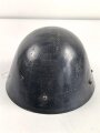 Tschechoslowakei 2.Weltkrieg, Stahlhelm M32/34. Innenfutter und Kinnriemen fehlen, als Beutestück blau überlackiert und so für Luftschutzzwecke verwendet, Das Abzeichen in gutem Zustand