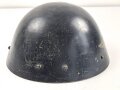 Tschechoslowakei 2.Weltkrieg, Stahlhelm M32/34. Innenfutter und Kinnriemen fehlen, als Beutestück blau überlackiert und so für Luftschutzzwecke verwendet, Das Abzeichen in gutem Zustand