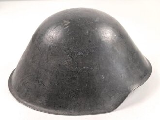 DDR, Stahlhelm der Nationalen Volksarmee, die Glocke datiert 1972, getragenes Stück, ungereinigt