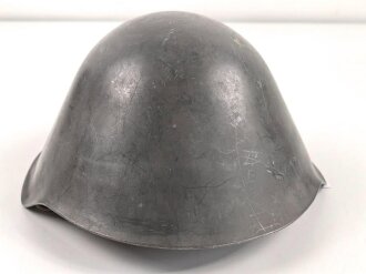 DDR, Stahlhelm der Nationalen Volksarmee, die Glocke datiert 1972, getragenes Stück, ungereinigt