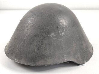 DDR, Stahlhelm der Nationalen Volksarmee, die Glocke datiert 1959, getragenes Stück, ungereinigt, das Moosgummi ausgehärtet und bröselig