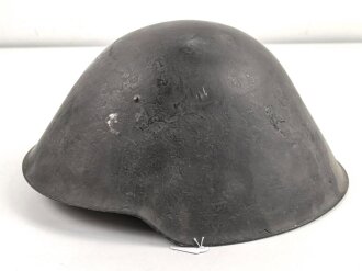 DDR, Stahlhelm der Nationalen Volksarmee, die Glocke datiert 1959, getragenes Stück, ungereinigt, das Moosgummi ausgehärtet und bröselig