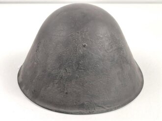 DDR, Stahlhelm der Nationalen Volksarmee, die Glocke datiert 1959, getragenes Stück, ungereinigt, das Moosgummi ausgehärtet und bröselig