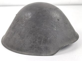 DDR, Stahlhelm der Nationalen Volksarmee, die Glocke datiert 1959, getragenes Stück, ungereinigt, das Moosgummi ausgehärtet und bröselig